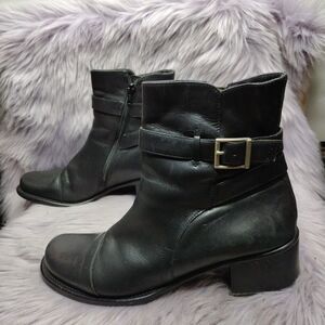 Bakers Leather Ankle Moto Block Heel Boots Womens Size 9 Black Cap Toe Buckle